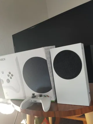 Xbox Series S con cables, mando y caja originales.