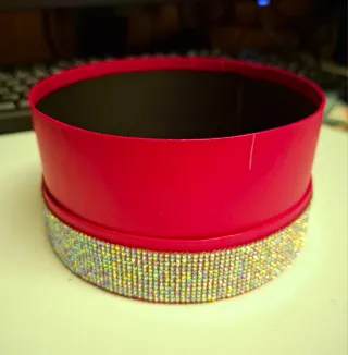 Scatola rotonda con strass