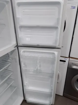 Nevera Sharp plateada