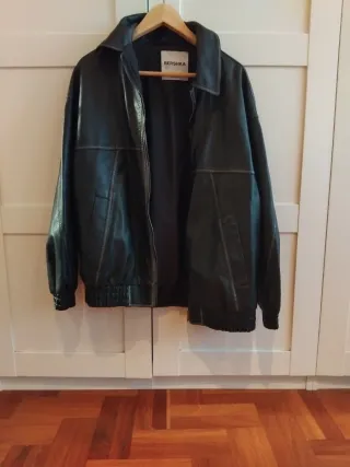 Cazadora efecto piel Bershka negra