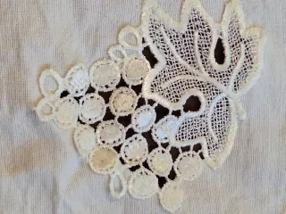 Tapete de mesa bordado blanco