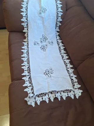 Tapete de mesa bordado blanco