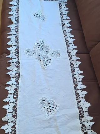 Tapete de mesa bordado blanco