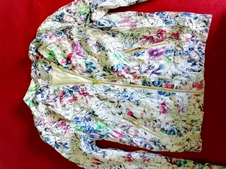 Chaqueta floral multicolor con cremalleras doradas