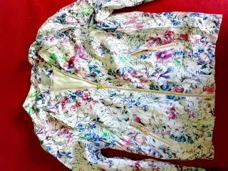 Chaqueta floral multicolor con cremalleras doradas