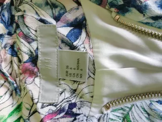 Chaqueta floral multicolor con cremalleras doradas