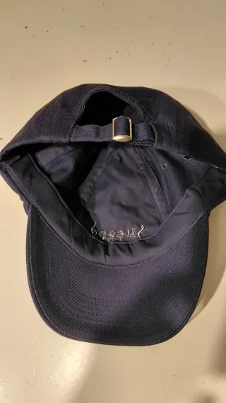 Cappellino blu con ricamo Suegno