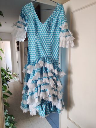 Traje de flamenca azul con lunares blancos