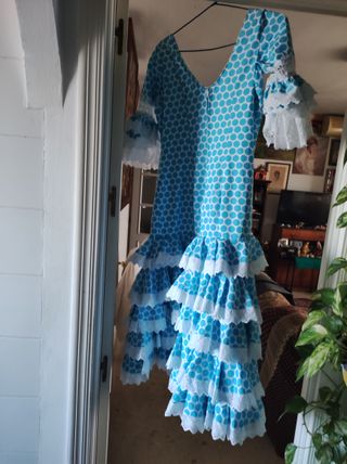 Traje de flamenca azul con lunares blancos