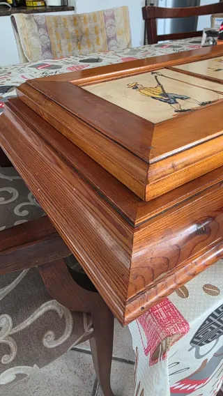 Caja fusibles madera decorada con pintura.