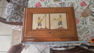 Caja fusibles madera decorada con pintura.