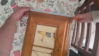 Caja fusibles madera decorada con pintura.