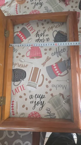 Caja fusibles madera decorada con pintura.