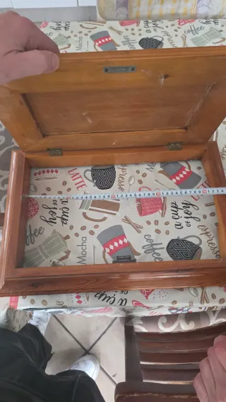 Caja fusibles madera decorada con pintura.