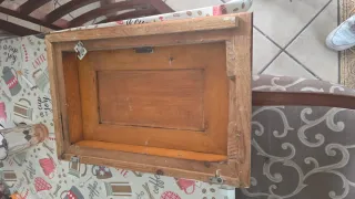 Caja fusibles madera decorada con pintura.