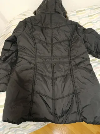 Abrigo negro mujer con capucha