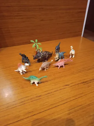 Lote de dinosaurios de juguete