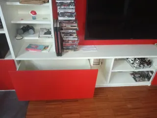 Libreria di design rossa e bianca