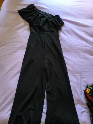 Mono negro con volantes