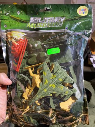 Set di giocattoli militari con aereo, carro armato e soldati