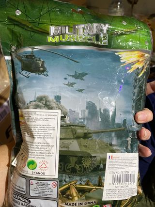 Set di giocattoli militari con aereo, carro armato e soldati