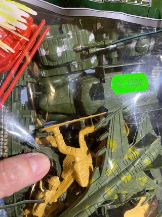 Set di giocattoli militari con aereo, carro armato e soldati