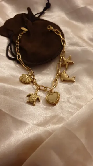 Pulsera chapada en oro con charms