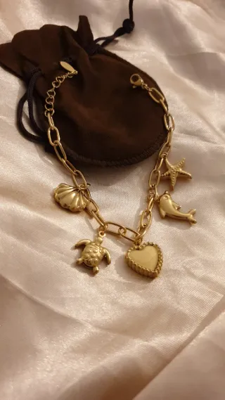 Pulsera chapada en oro con charms