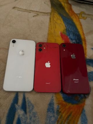 3 iPhones: 1 Blanco, 2 Rojos