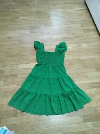 Vestido verde con volantes y fruncido talla 130