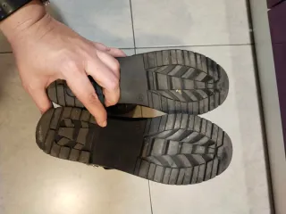 Botines negros con hebillas marca Buonarotti