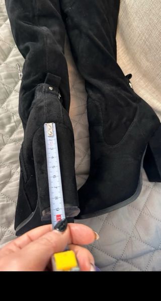 Stivali alti in camoscio nero con lacci