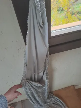 Vestido de fiesta plateado con lentejuelas.