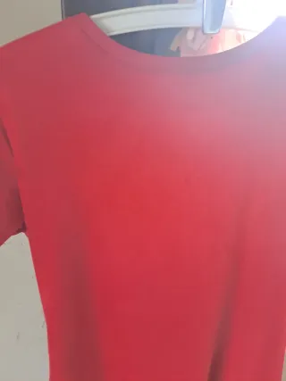 Vestido de fiesta plateado con lentejuelas.