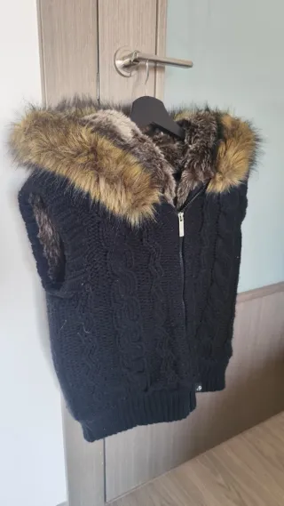 Chaleco negro con capucha y pelo