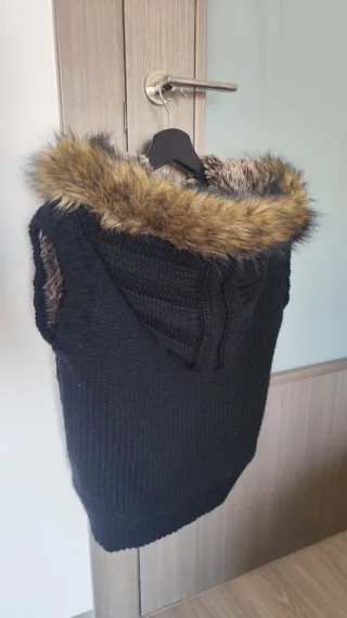 Chaleco negro con capucha y pelo