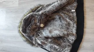 Chaleco negro con capucha y pelo