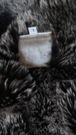 Chaleco negro con capucha y pelo