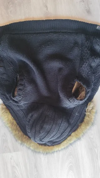 Chaleco negro con capucha y pelo