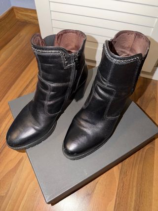 Botas negras de tacón con cadena