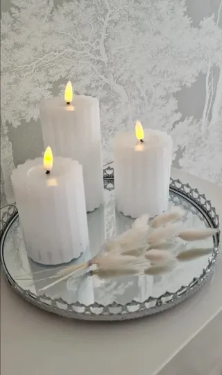 Confezione di 3 candele bianche e 2 portacandele