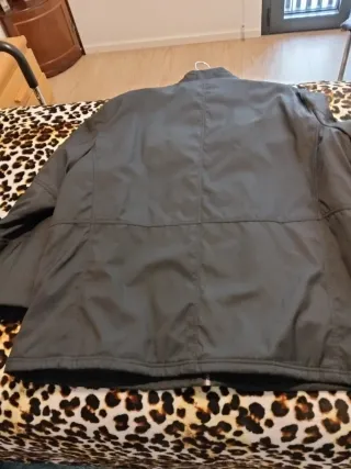 Chaqueta negra de marca comprada en boutique nueva