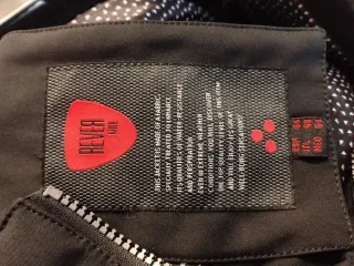 Chaqueta negra de marca comprada en boutique nueva