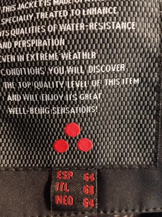 Chaqueta negra de marca comprada en boutique nueva