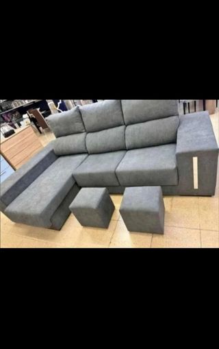 Sofá modular gris con 2 pufs