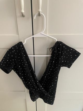 Camiseta negra con puntos blancos