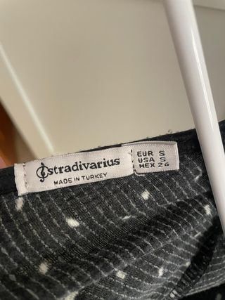 Camiseta negra con puntos blancos