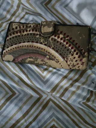 Monedero marrón y dorado