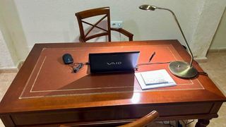 Tavolo e sedie da ufficio in legno e pelle