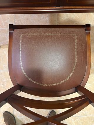 Elegante mesa y sillas de oficina